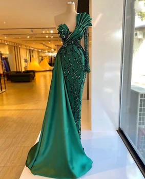 2023 Элегантные вечерние платья из зеленого атласа с рукавом на одно плечо, расшитые бисером, Вечернее платье для выпускного вечера Arab Dubai Mermaid в складку для вечеринки