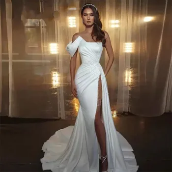 Атласные Белые свадебные платья Русалки 2023 с разрезами до бедра, Свадебное платье с жемчугом на одно плечо, сексуальное платье De Noiva