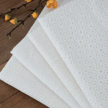 Жаккардовая ткань с тиснением в белый цветок из 100% хлопка для пошива одежды, материал для шитья платьев шириной 150 см - продается по счетчику